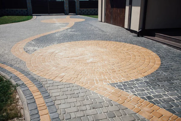 Kırsal kesimdeki modern evin dışında.