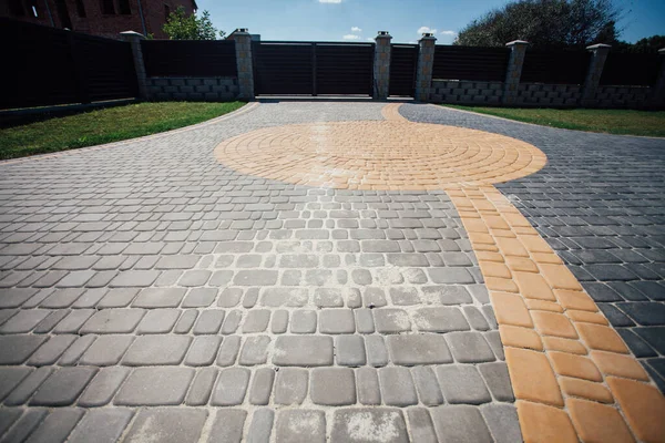 Yeni bir metal çitin parçası