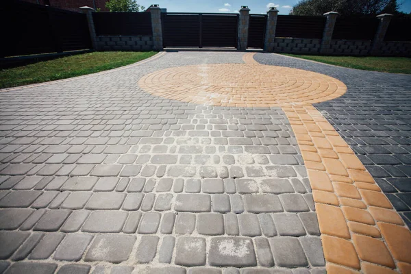 Yeni bir metal çitin parçası