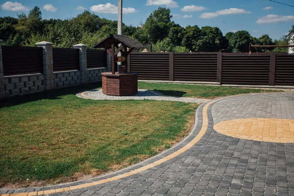 Kırsal kesimdeki modern evin dışında.