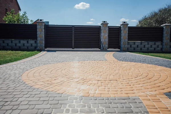 Yeni bir metal çitin parçası