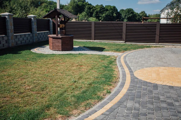 Kırsal kesimdeki modern evin dışında.