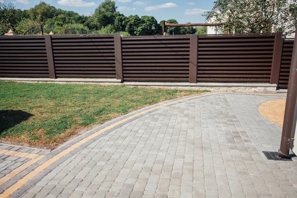 Yeni bir metal çitin parçası