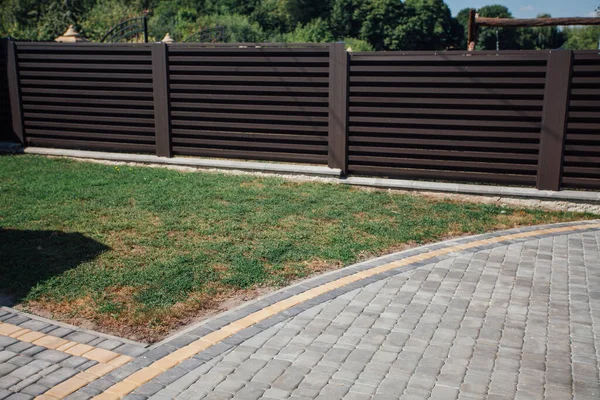 Yeni bir metal çitin parçası