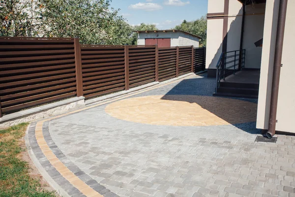 Yeni bir metal çitin parçası