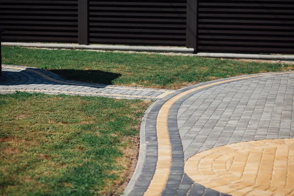 Kırsal kesimdeki modern evin dışında.