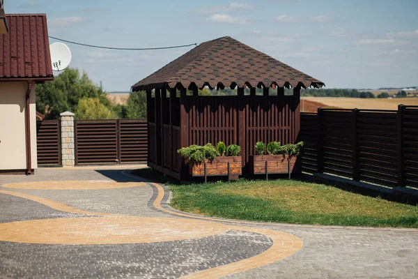 Kırsal kesimdeki modern evin dışında.