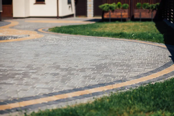 Kırsal kesimdeki modern evin dışında.