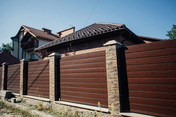 Yeni bir metal çitin parçası