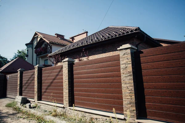 Yeni bir metal çitin parçası