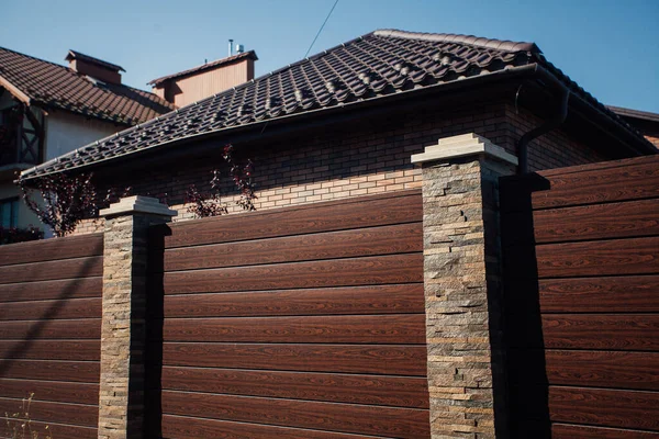 Yeni bir metal çitin parçası