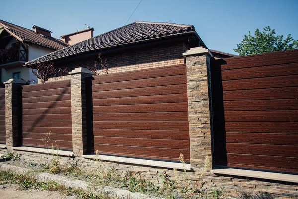 Yeni bir metal çitin parçası