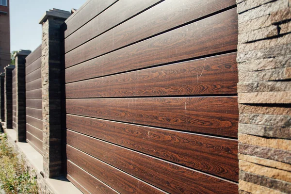 Yeni bir metal çitin parçası