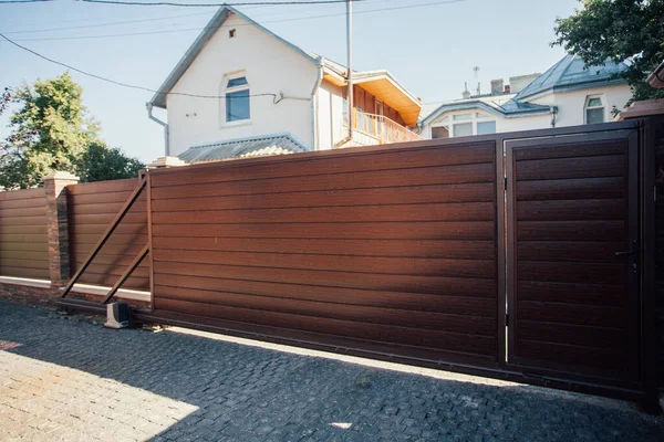 Yeni bir metal çitin parçası