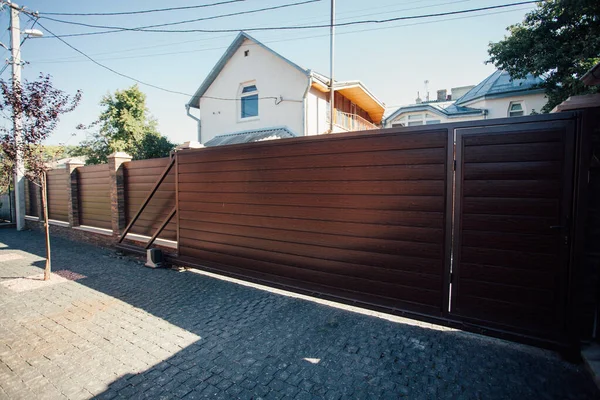 Yeni bir metal çitin parçası