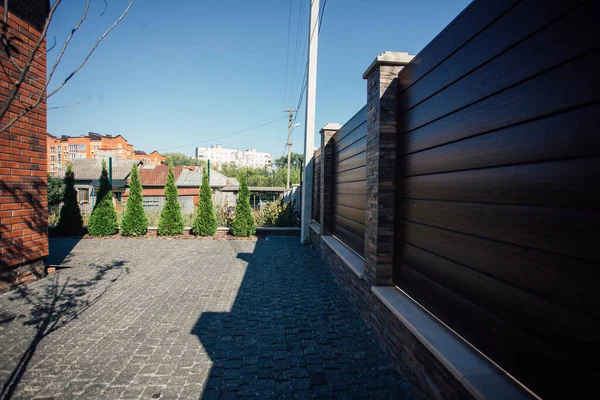 Yeni bir metal çitin parçası