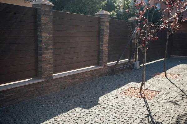 Yeni bir metal çitin parçası