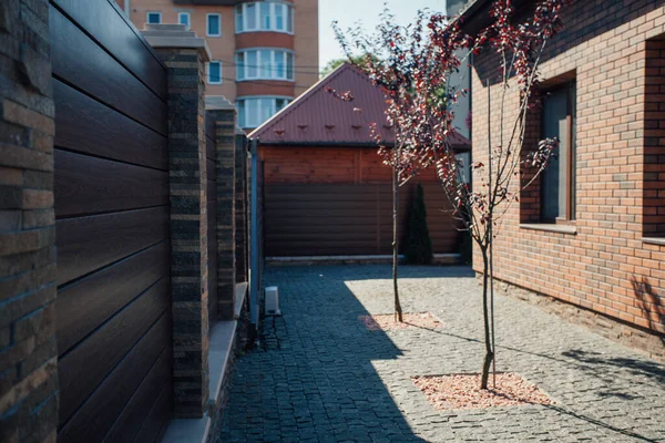 Yeni bir metal çitin parçası