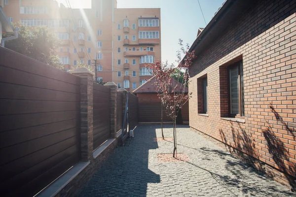 Yeni bir metal çitin parçası