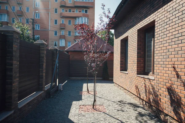 Yeni bir metal çitin parçası