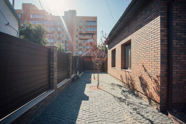 Yeni bir metal çitin parçası