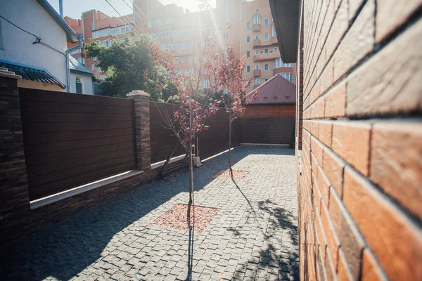 Yeni bir metal çitin parçası