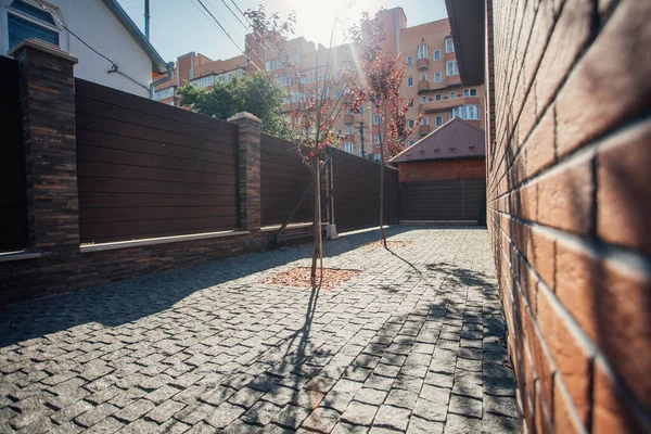 Yeni bir metal çitin parçası