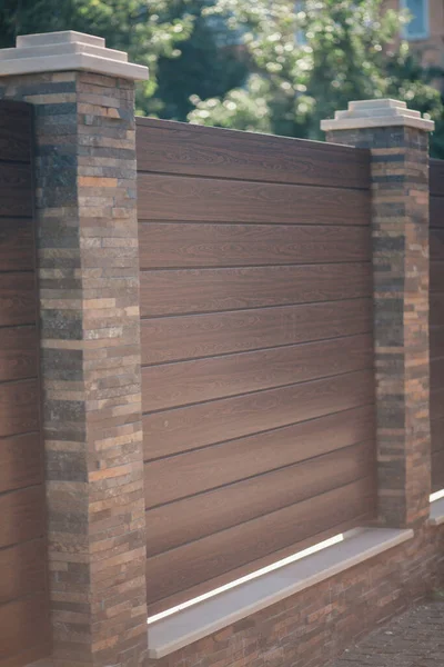 Yeni bir metal çitin parçası