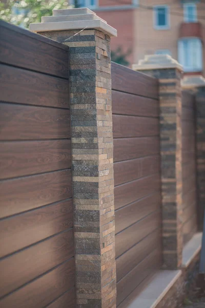 Yeni bir metal çitin parçası