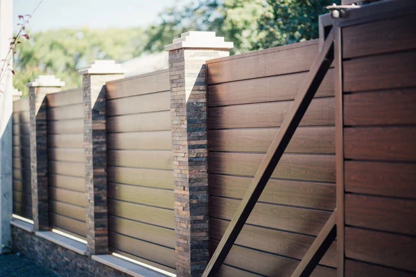 Yeni bir metal çitin parçası