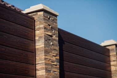 Yeni bir metal çitin parçası