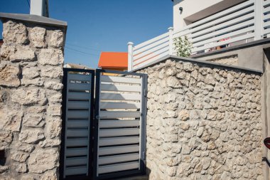 Kırsal kesimdeki modern evin dışında.