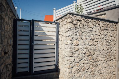 Kırsal kesimdeki modern evin dışında.