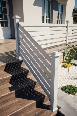 Kırsal kesimdeki modern evin dışında.