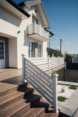 Kırsal kesimdeki modern evin dışında.