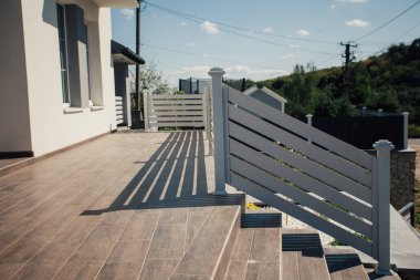 Kırsal kesimdeki modern evin dışında.