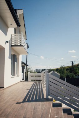 Kırsal kesimdeki modern evin dışında.