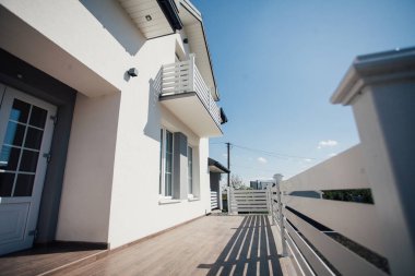 Kırsal kesimdeki modern evin dışında.