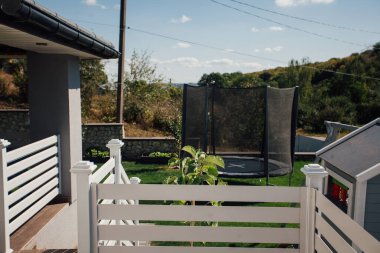 Kırsal kesimdeki modern evin dışında.