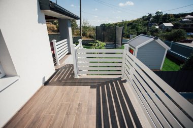 Kırsal kesimdeki modern evin dışında.