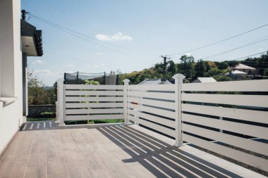 Kırsal kesimdeki modern evin dışında.