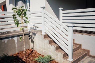 Kırsal kesimdeki modern evin dışında.