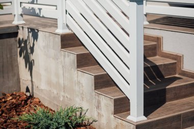 Kırsal kesimdeki modern evin dışında.