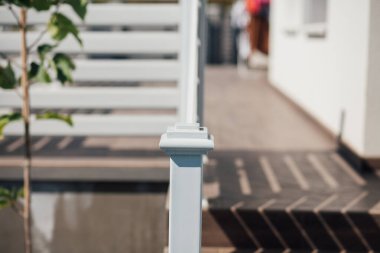 Kırsal kesimdeki modern evin dışında.