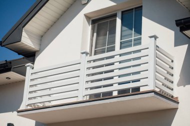 Kırsal kesimdeki modern evin dışında.