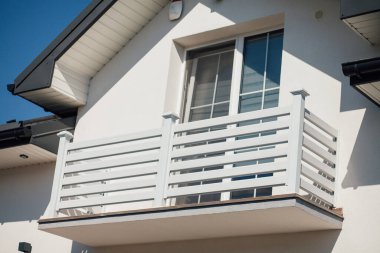 Kırsal kesimdeki modern evin dışında.