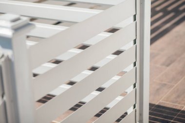 Kırsal kesimdeki modern evin dışında.