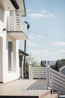 Kırsal kesimdeki modern evin dışında.