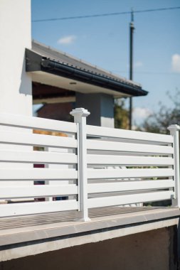 Kırsal kesimdeki modern evin dışında.