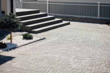 Kırsal kesimdeki modern evin dışında.